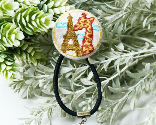 キリンとタワー/空跳ねるガゼル animals刺繍くるみボタンブローチ