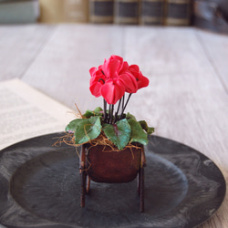 ◆粘土のお花◆　小さな小さなシクラメン　アンティーク　ブリキ車輪…　S454 9枚目の画像