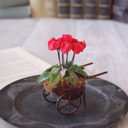 ◆粘土のお花◆　小さな小さなシクラメン　アンティーク　ブリキ車輪…　S454 7枚目の画像