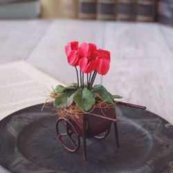 ◆粘土のお花◆　小さな小さなシクラメン　アンティーク　ブリキ車輪…　S454 8枚目の画像
