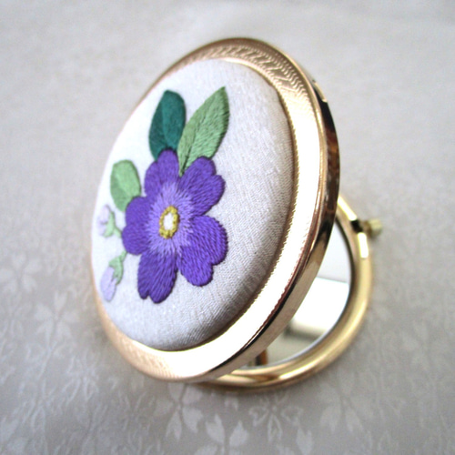 日本刺繍 青紫花 絹のコンパクトミラー〈ゴールド〉 ☆オフ
