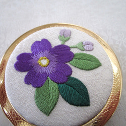 日本刺繡＊青紫花＊絹のコンパクトミラー  Gold◆オフホワイト◆刺繍 手刺繍 花刺繍 手鏡 ギフト 3枚目の画像