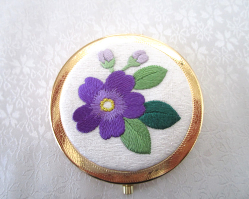 日本刺繍 青紫花 絹のコンパクトミラー〈ゴールド〉 ☆オフ