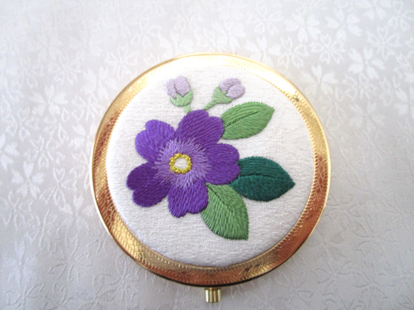 日本刺繍 青紫花 絹のコンパクトミラー〈ゴールド〉 ☆オフ