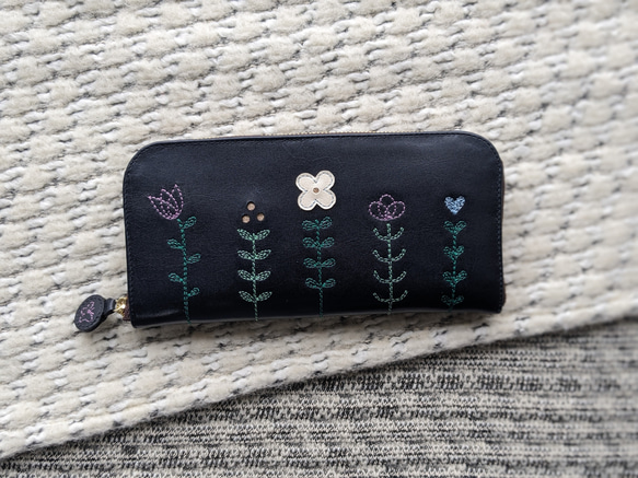 "刺繍革財布"『LIFE』牛革BLACK☆スリムタイプ☆ラウンドファスナー型 1枚目の画像