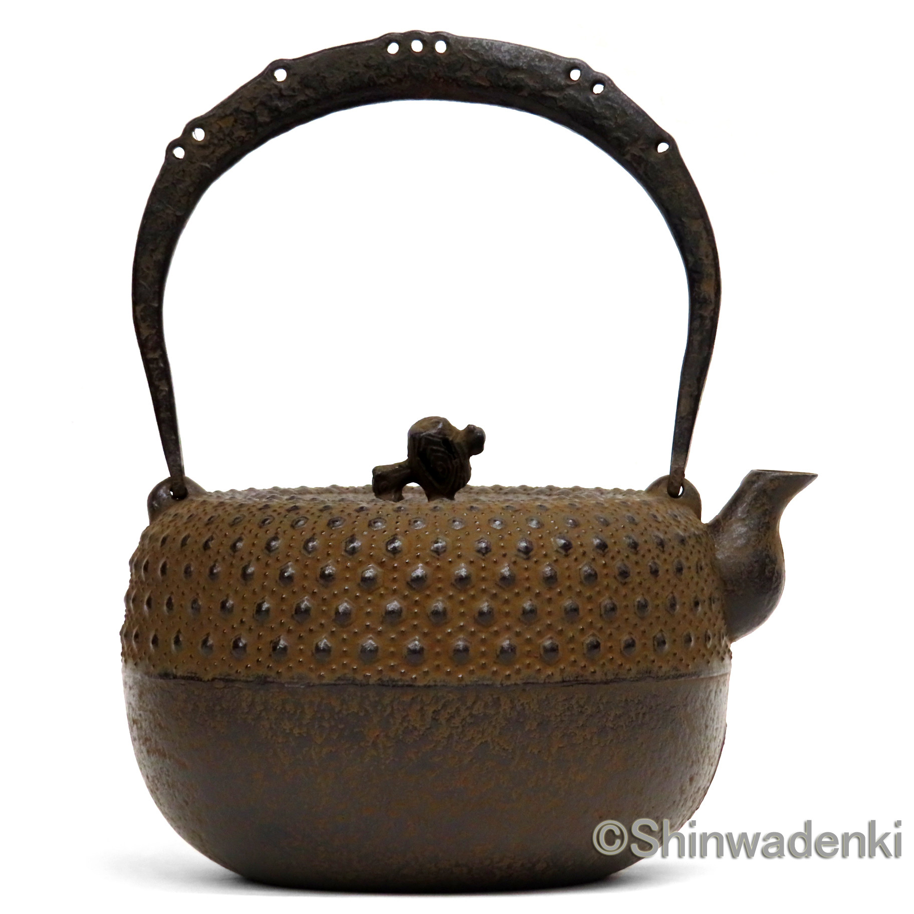 【 新品、真作保証 】南部岩鋳 四代目清末作 棗形吉兆紋様 松毬摘 内部防錆処理 新品、真作保証 内部防錆処理 松毬摘 】南部岩鋳 棗形吉兆紋様 【 四代目清末作