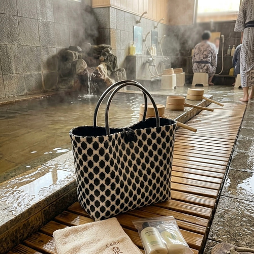 Mサイズ】洗えるプラカゴ オールシーズン使える 黒白 カゴバッグ 撥水
