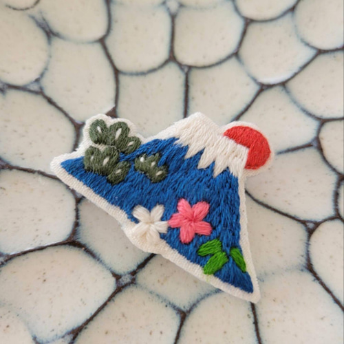 富士山刺繍ブローチ その③【受注製作】 ブローチ choco mint 通販