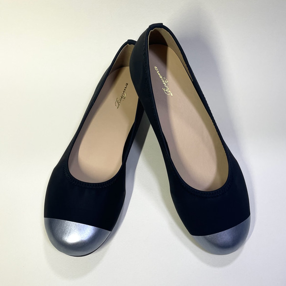 Loose 3E♪ 雙色芭蕾舞高跟鞋，光滑合成皮革材質（黑色 x 銀色）22.5 厘米 - 24.0 厘米，輕質平底 第2張的照片