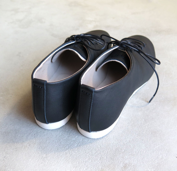 單塊皮革包覆的手工運動鞋/黑色 第7張的照片