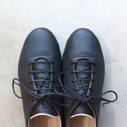單塊皮革包覆的手工運動鞋/黑色 第2張的照片