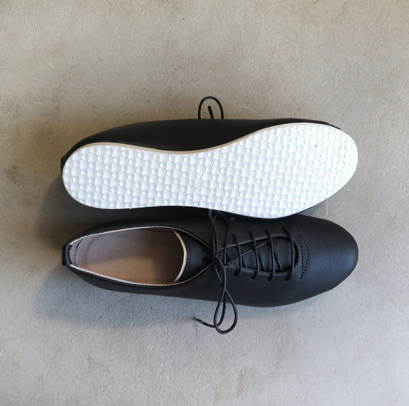 單塊皮革包覆的手工運動鞋/黑色 第8張的照片