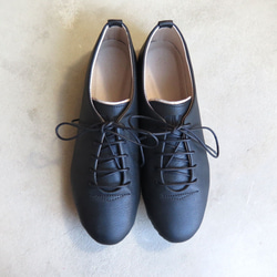 單塊皮革包覆的手工運動鞋/黑色 第1張的照片