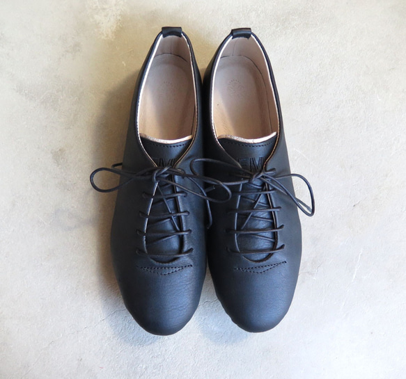 單塊皮革包覆的手工運動鞋/黑色 第1張的照片