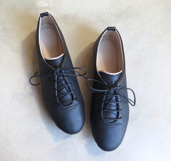 單塊皮革包覆的手工運動鞋/黑色 第3張的照片