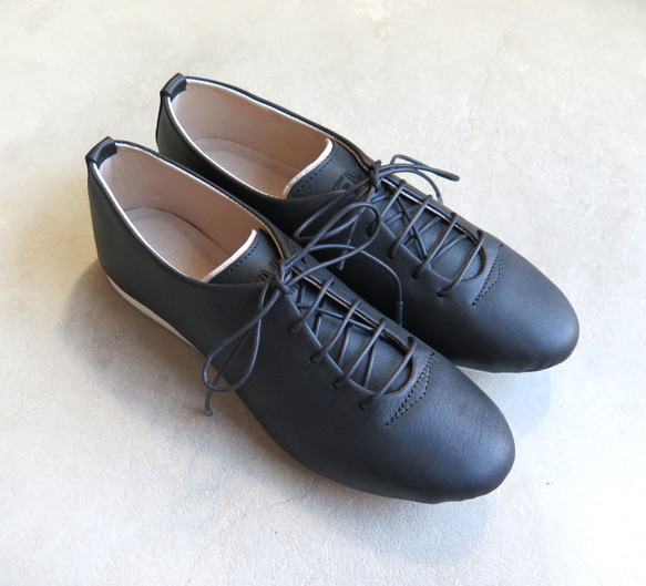 單塊皮革包覆的手工運動鞋/黑色 第4張的照片