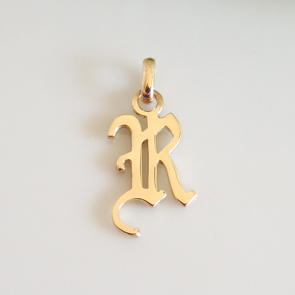 K18 イニシャル R ペンダントトップ ペンダントトップ アイレ 