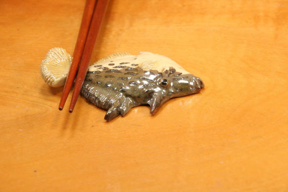 カワハギ・陶芸作品 箸置き（標準型-大）（陶 さかな） 3枚目の画像