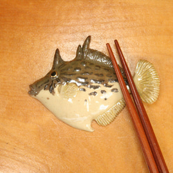 カワハギ・陶芸作品 箸置き（標準型-大）（陶 さかな） 1枚目の画像