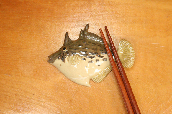 カワハギ・陶芸作品 箸置き（標準型-大）（陶 さかな） 1枚目の画像