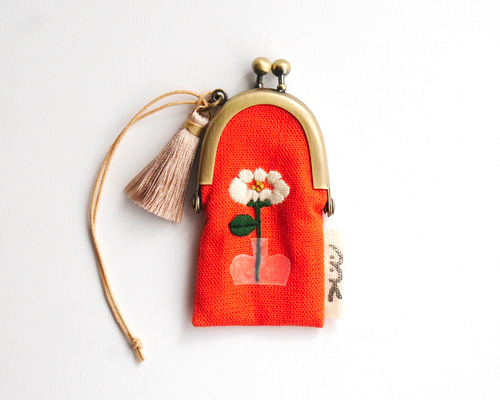 刺繍のミニがま口ポーチ：ホワイトフラワー ポーチ MAKKE -メッケ