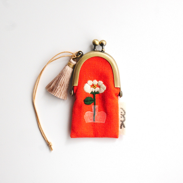 刺繍のミニがま口ポーチ：ホワイトフラワー ポーチ MAKKE -メッケ