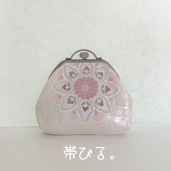 ✳︎Gamaguchi pouch✳︎がま口 台形　 ポーチ　相良刺繍　シルク帯リメイク✳︎ 1枚目の画像