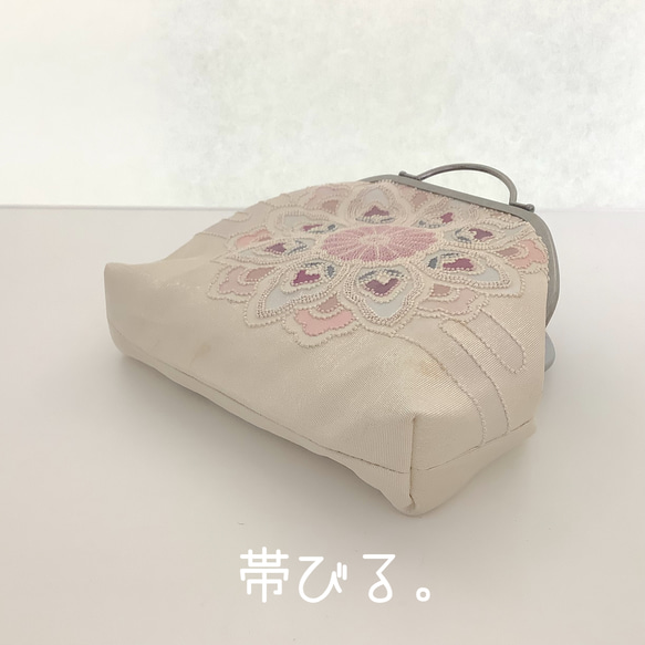 ✳︎Gamaguchi pouch✳︎がま口 台形　 ポーチ　相良刺繍　シルク帯リメイク✳︎ 5枚目の画像