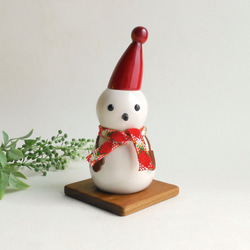 赤い帽子の雪だるま (★台付き) wooden snow man 1枚目の画像