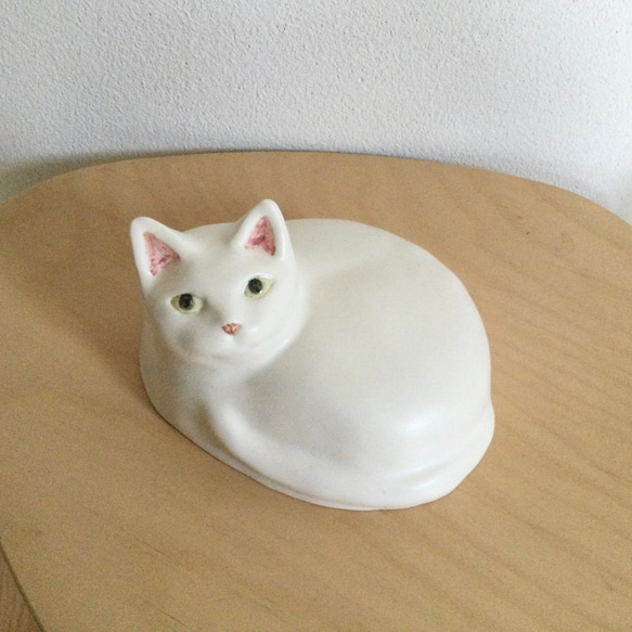 陶器の白猫 1枚目の画像