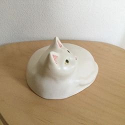 陶器の白猫 2枚目の画像