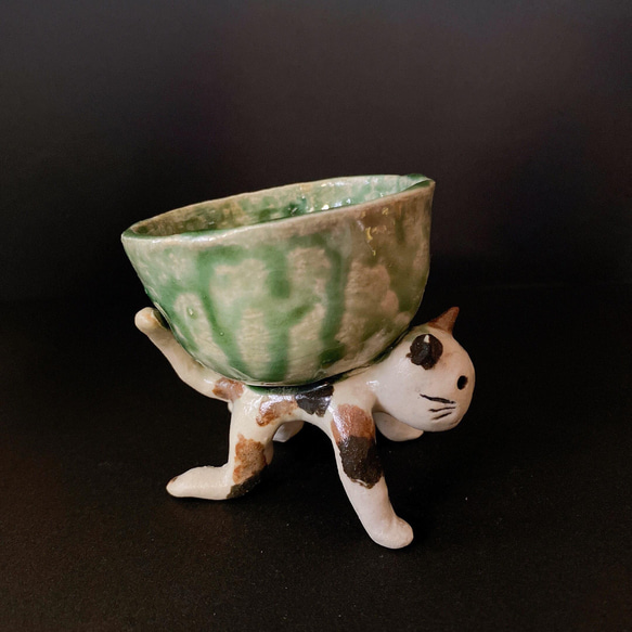 【プレゼントに猫陶器】背中にぐい吞みを背負って支える猫又のゴブレット 妖怪陶器 5枚目の画像