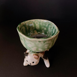 [作為禮物的貓陶器] 背著豚鼠的貓又高腳杯 妖怪陶器 第4張的照片