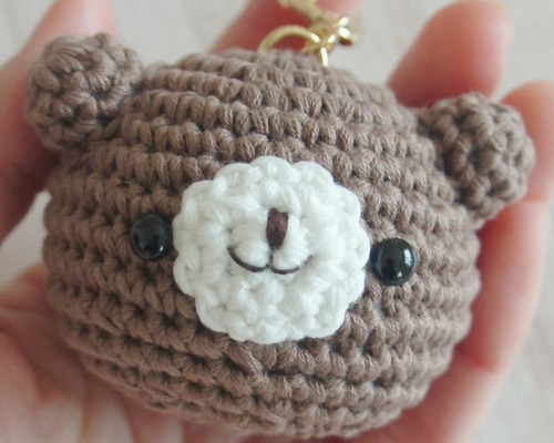手のひらサイズの、クマさんキーホルダー♪（モカ） あみぐるみ