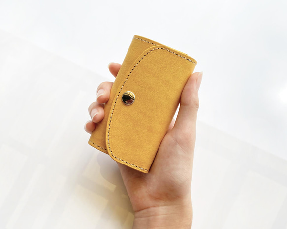 コーラルピンクのファスナーポケット付きキーケース　（イタリアンレザーMAYA使用）スマートキー収納可能　選べる金具色 6枚目の画像