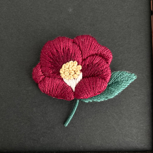 受注制作］椿の刺繍ブローチ＊赤 ブローチ capriccio 通販