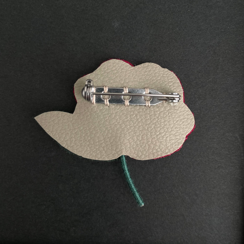 ハンドメイド刺繍ブローチ　714  コガラと夏椿 受注制作］椿の刺繍ブローチ＊赤 ブローチ capriccio 通販 10918854