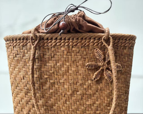 山葡萄籠バッグ　かごバッグ　網代編み　花編み　肩掛けタイプ　オリジナルデザイン 山葡萄籠バッグ 手作り かごバッグ 網代編み、花編み オリジナル