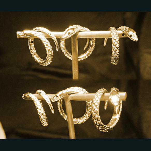 大人気ヘビさんリング 真鍮の蛇 スネークリング デザイン性 生命観 巻きつく 縁起物 お守り 目に宝石 好きな天然石 7枚目の画像