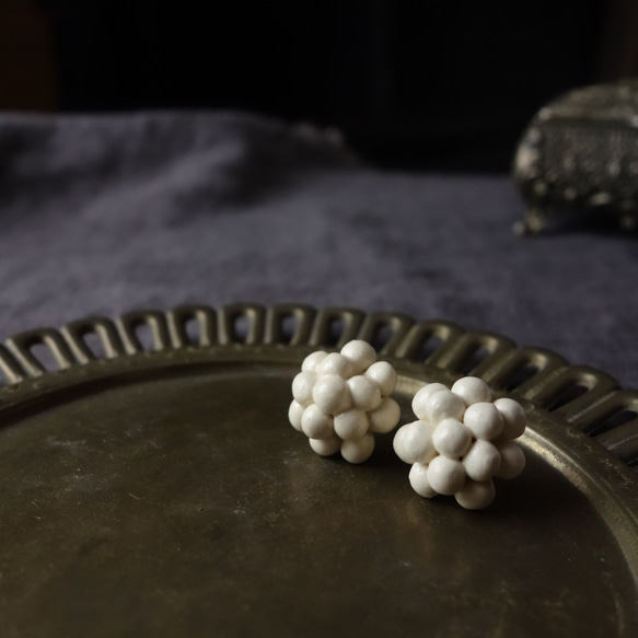 Junclay “berry++” 輕質陶瓷象牙灰白色耳環金屬防過敏 第2張的照片