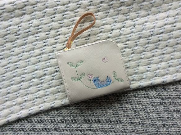 刺繍革財布 『幸せな青い鳥』 クリーム色 (牛革) 二つ折り財布 1枚目の画像