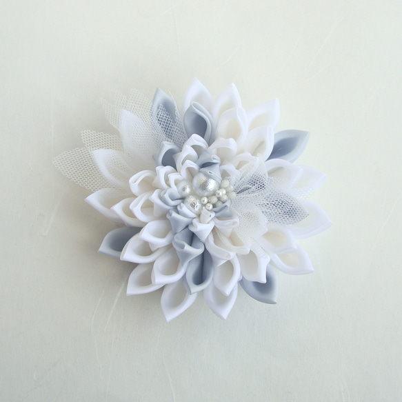 Dahlia corsage with tulle in between 第1張的照片