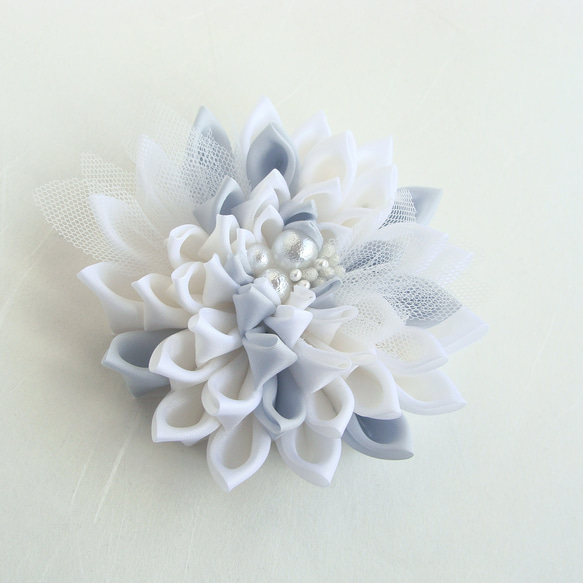 Dahlia corsage with tulle in between 第3張的照片