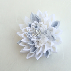 Dahlia corsage with tulle in between 第2張的照片