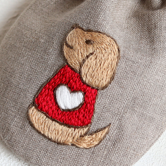 【カラー・サイズ変更可】ミニチュアダックス刺繍のミニリネン巾着（ハート）【受注生産・ドネイション対応】 6枚目の画像