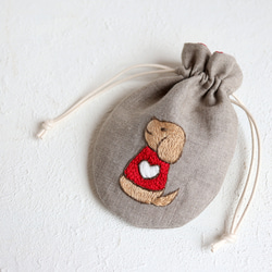 【カラー・サイズ変更可】ミニチュアダックス刺繍のミニリネン巾着（ハート）【受注生産・ドネイション対応】 5枚目の画像