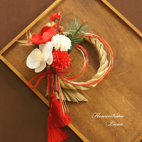 送料無料【しめ縄】椿と胡蝶蘭とマムのお正月飾り（2way） 定形外郵便