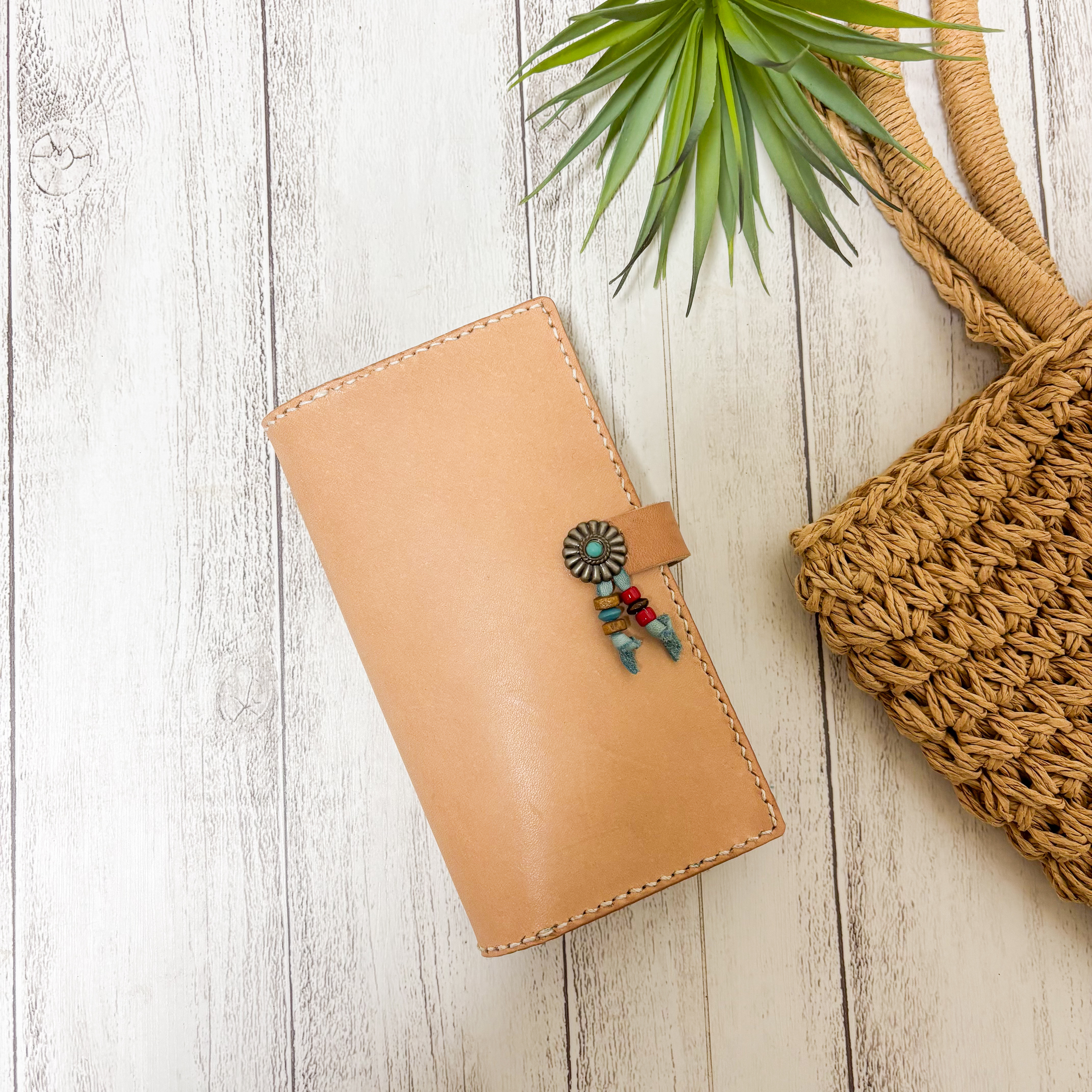 iPhoneケース　レザークラフト  本革　ヌメ革　手帳型　スマホケース　レザー　革　コンチョ　ターコイズ