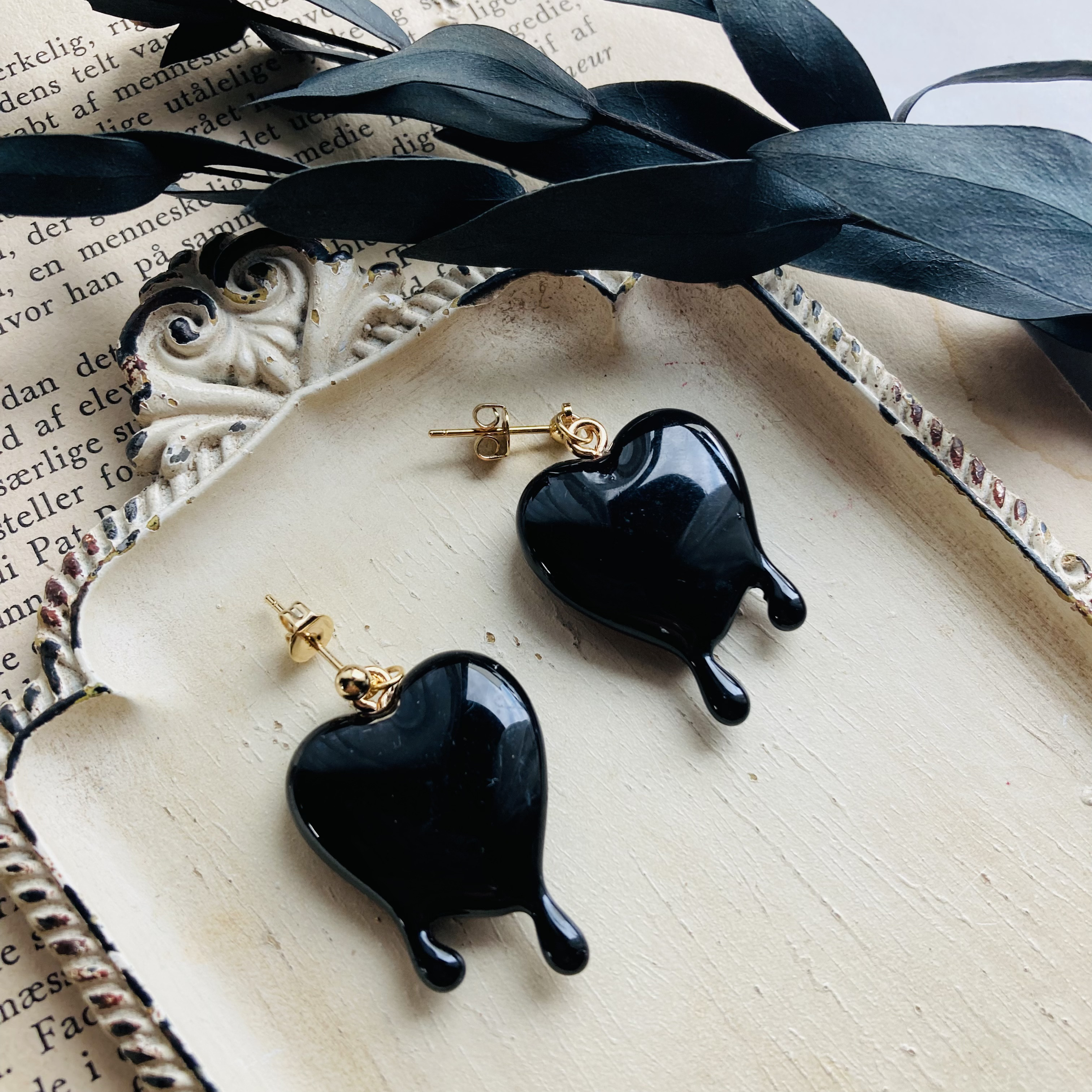 14kgfハンドメイドピアス　真っ赤なハートと黒いお月さま