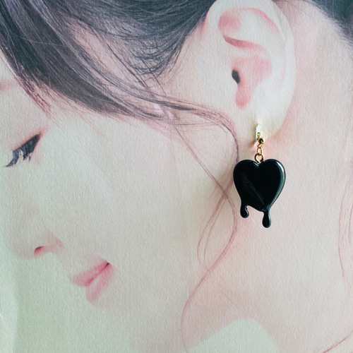 再販✖️8 シンプルキュート メルティハート 黒 溶けたハート ピアス